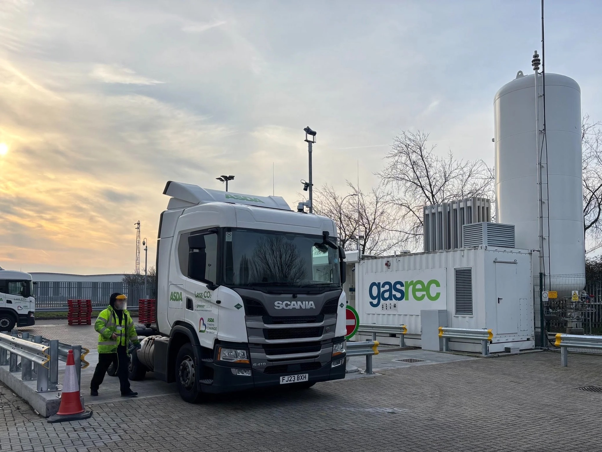 A truck at a Gasrec LNG station at dusk